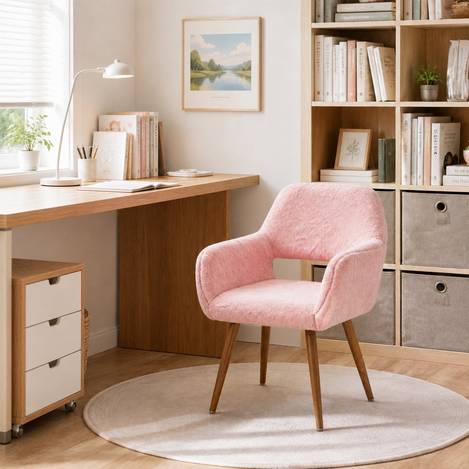 Chaise de salle à manger de style scandinave en fausse fourrure rose avec pieds en métal effet bois