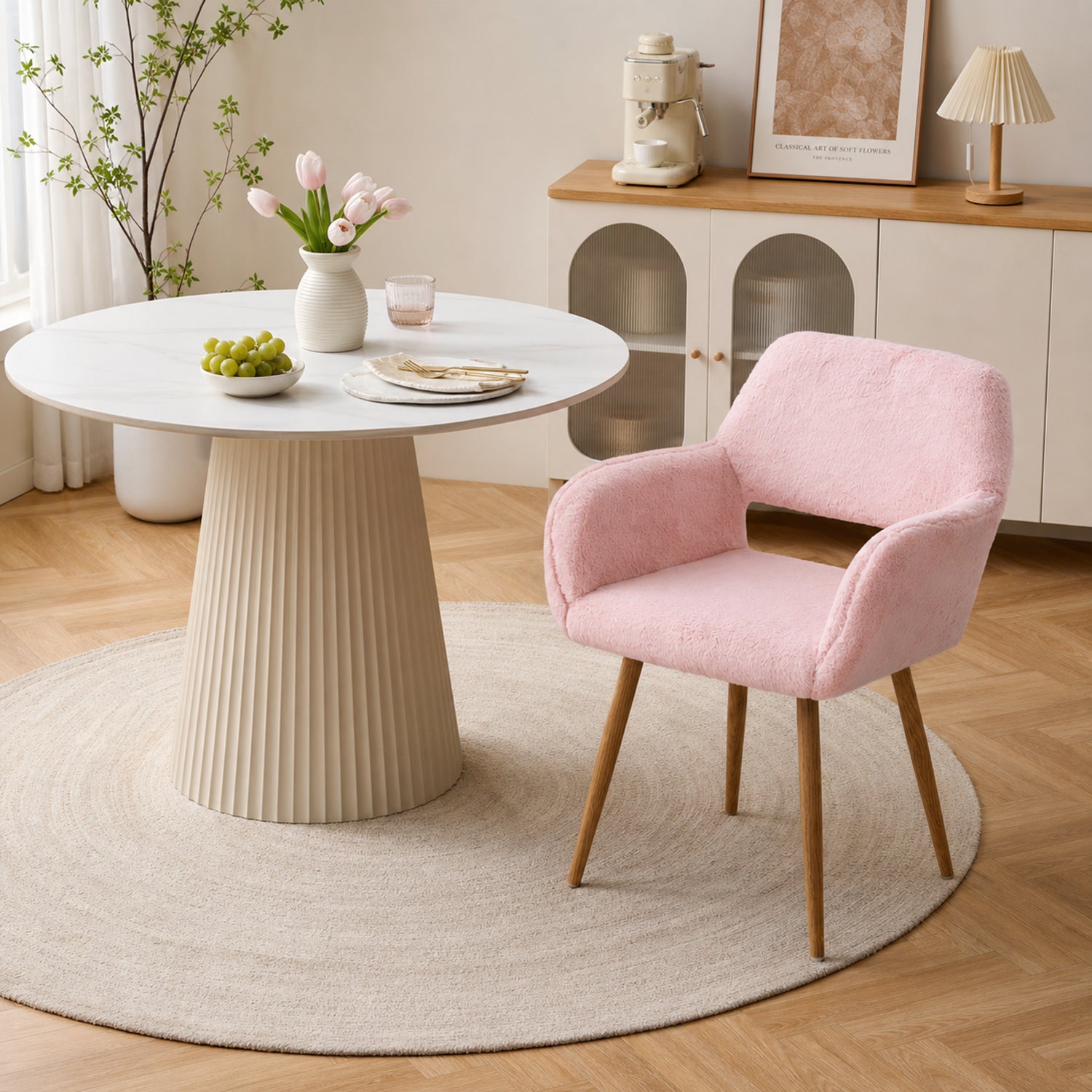 Chaise de salle à manger de style scandinave en fausse fourrure rose avec pieds en métal effet bois