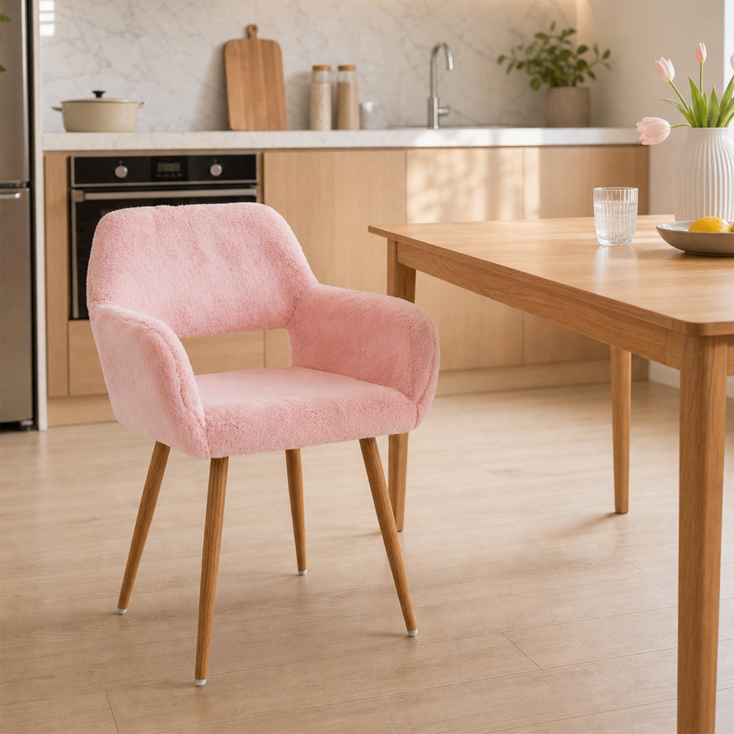 Chaise de salle à manger de style scandinave en fausse fourrure rose avec pieds en métal effet bois