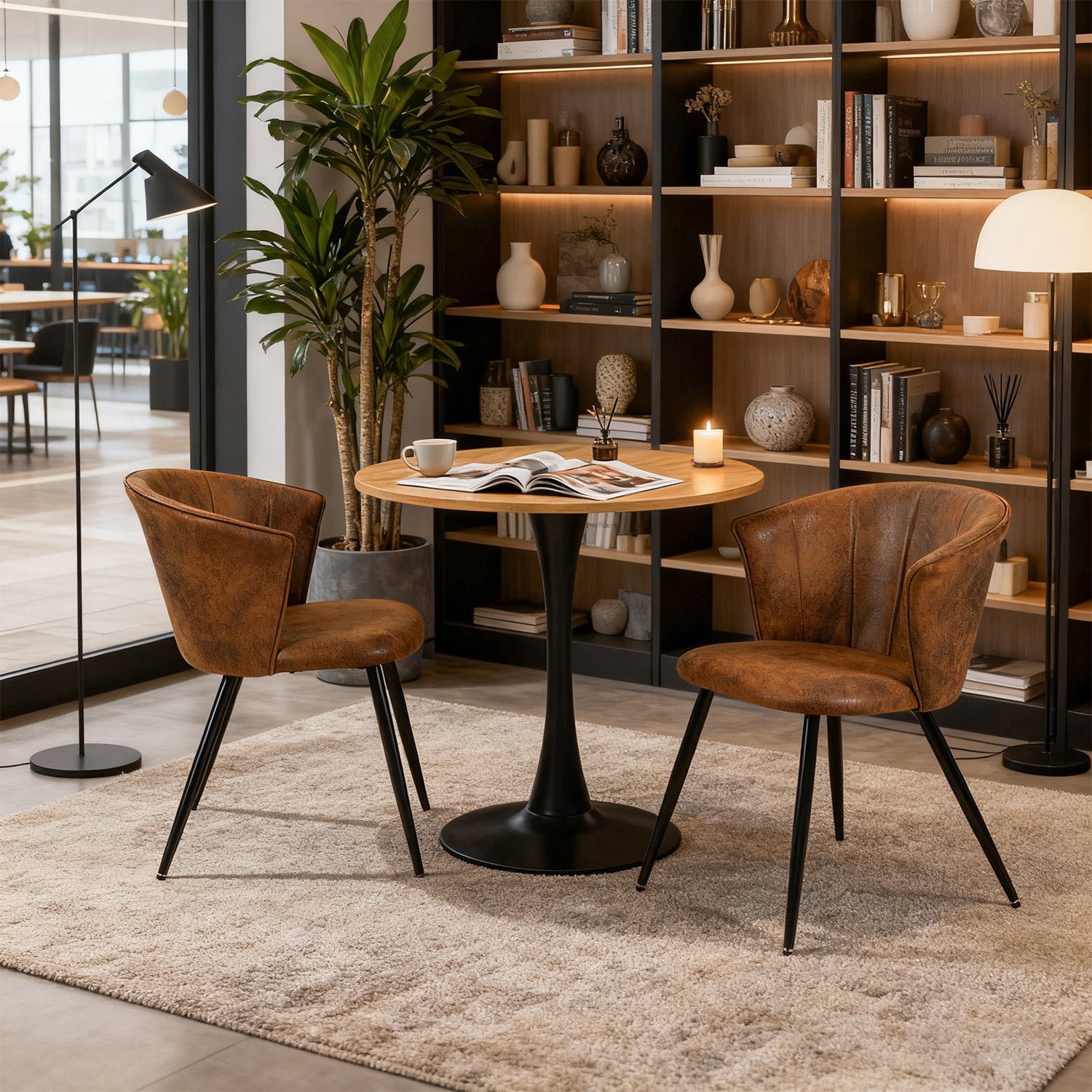 Ensemble de salle à manger de style vintage composé d'une table ronde en chêne et de 2 fauteuils en suédine marron