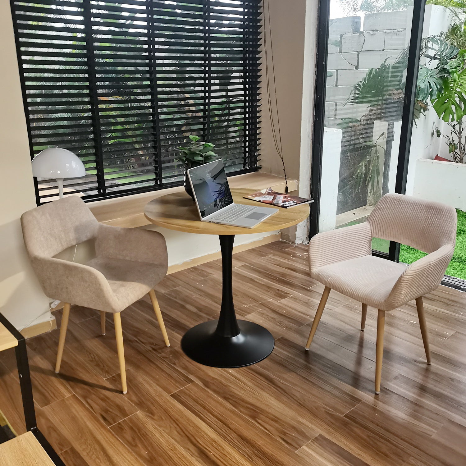 Round Table Table Table Table Timber Ø80 cm with 4 black velvet chairs, modern and comfortable style