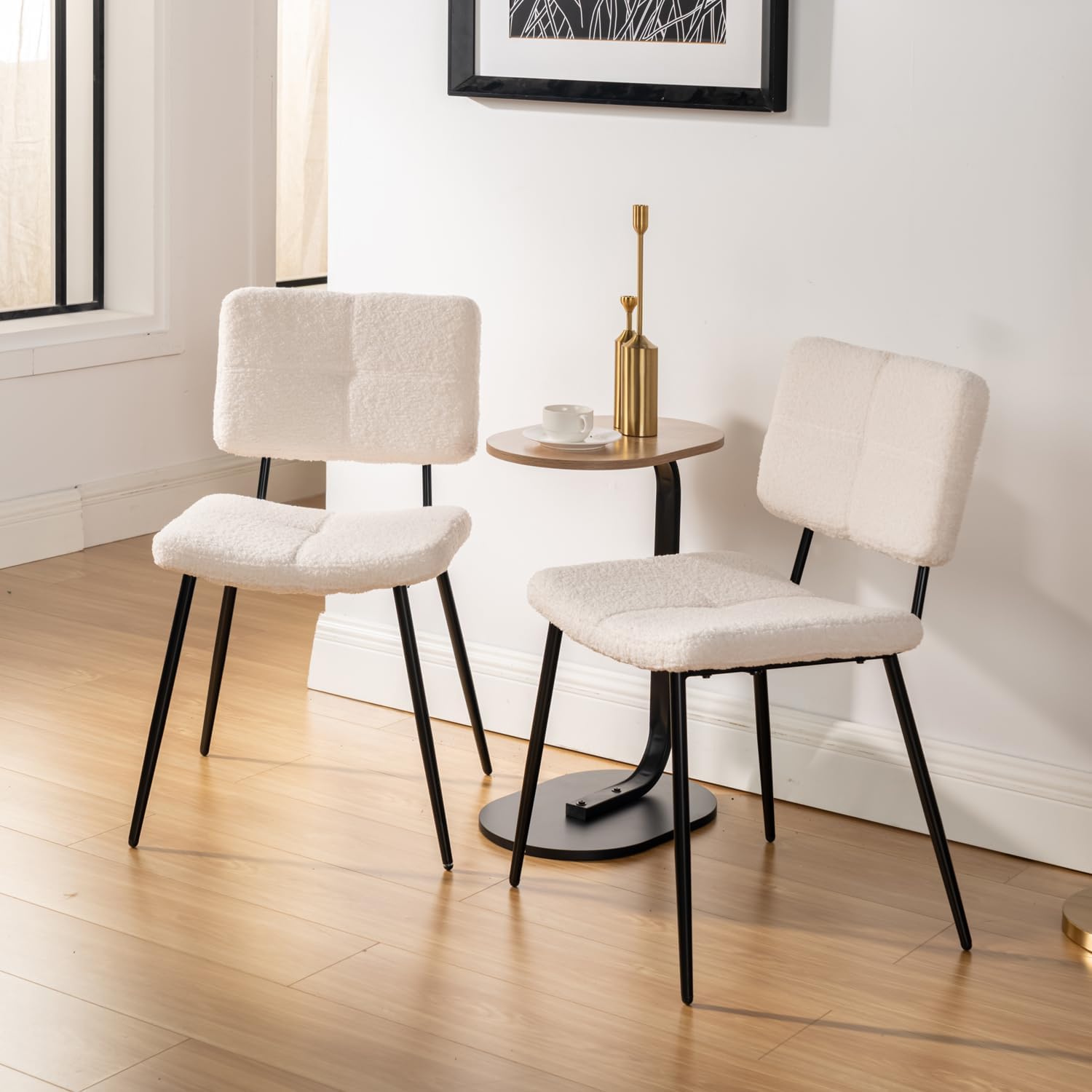 Set mit 4 skandinavischen Esszimmerstühlen aus beigem Schaffellstoff – POMONA
