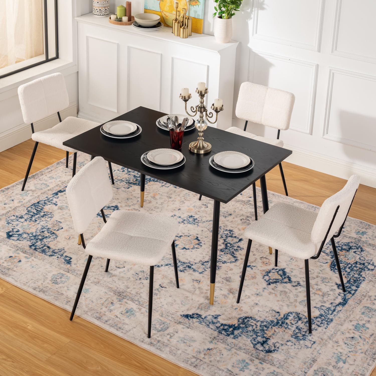 Set mit 4 skandinavischen Esszimmerstühlen aus beigem Schaffellstoff – POMONA