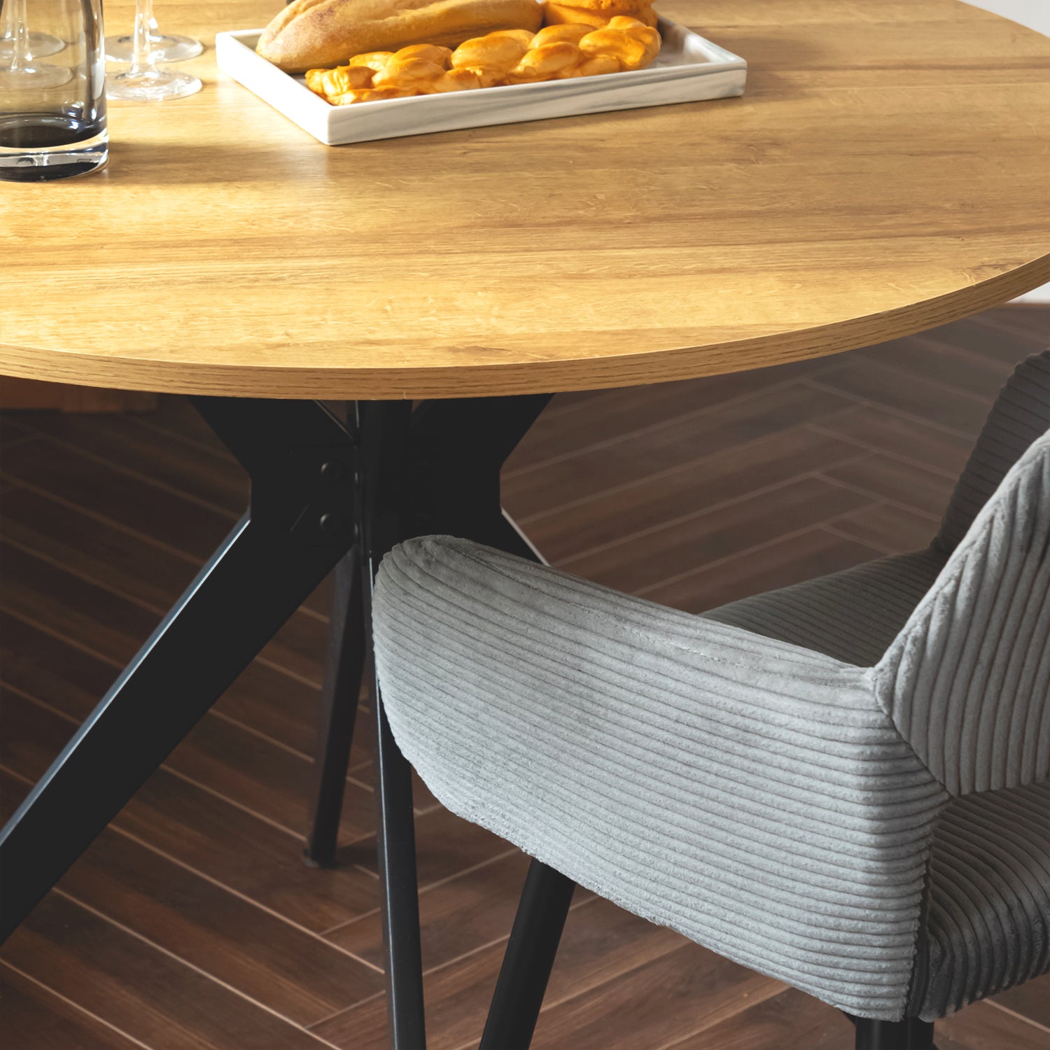 Ensemble de salle à manger de style scandinave composé d'une table ronde en chêne et de 2 fauteuils en suédine marron