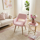 Chaise de salle à manger de style scandinave en fausse fourrure rose avec pieds en métal effet bois