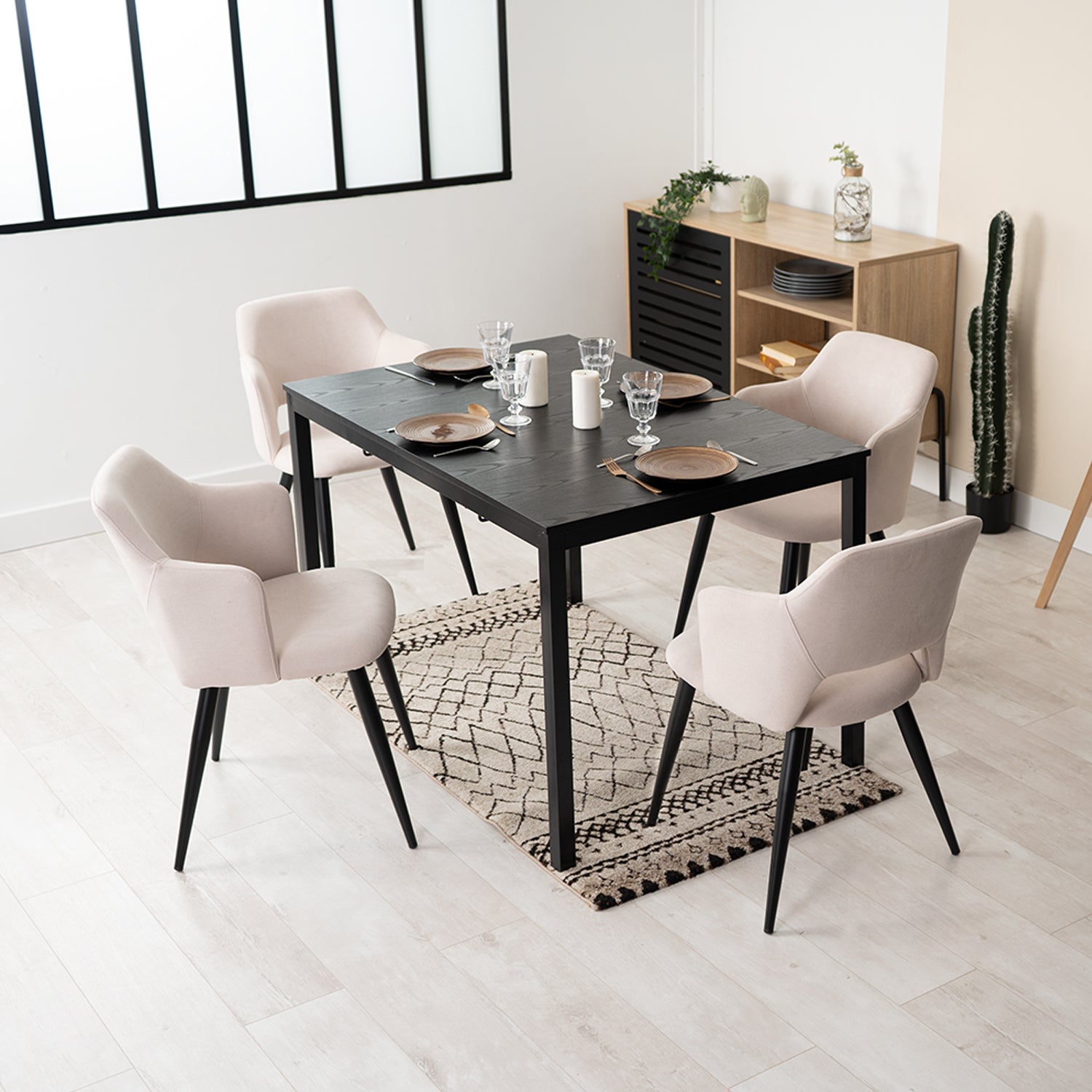 Ensemble table à manger extensible noire et 4 fauteuils en tissu beige de style scandinave