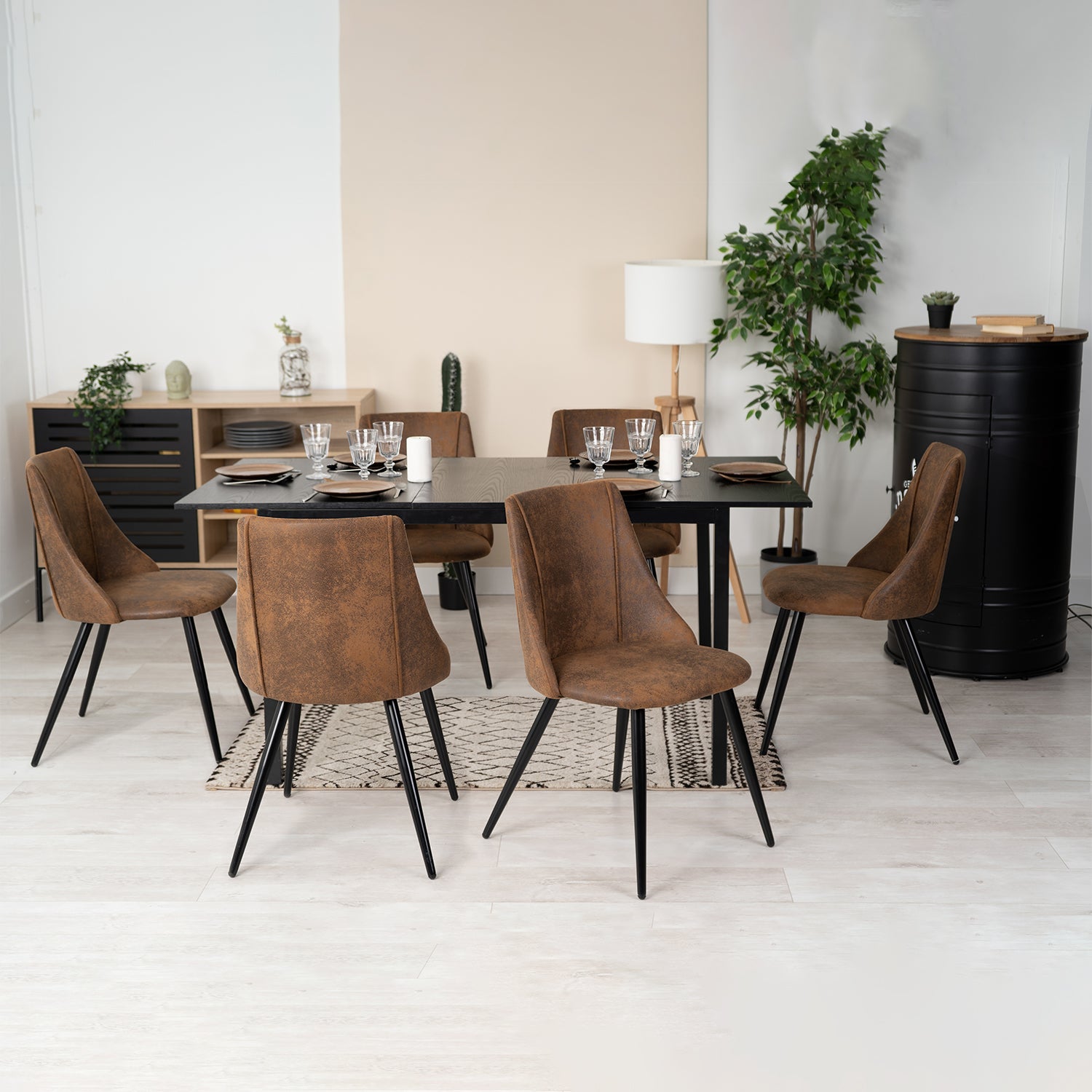 Ensemble table à manger extensible noire avec 6 fauteuils en suédine, style scandinave