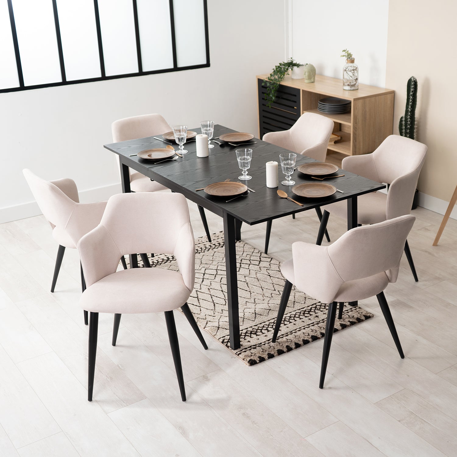 Ensemble table à manger extensible noire et 6 fauteuils en tissu beige de style scandinave
