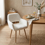 Chaise de salle à manger de style scandinave en fausse fourrure blanche avec pieds en métal effet bois