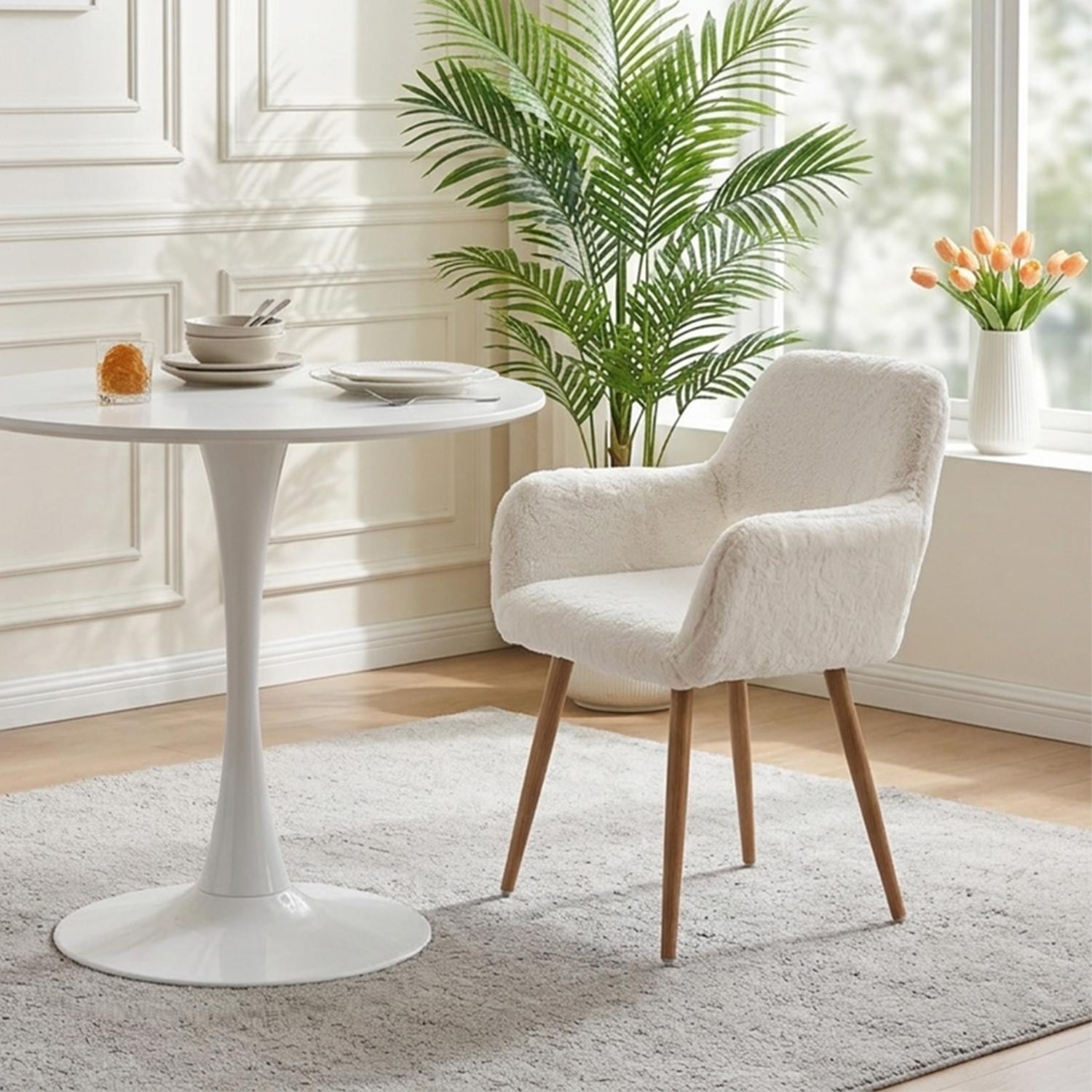 Chaise de salle à manger de style scandinave en fausse fourrure blanche avec pieds en métal effet bois