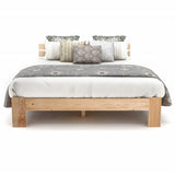 Lit double 140x200 cm en bois massif de pin naturel avec sommier à lattes et tête de lit, structure robuste et design intemporel, sans matelas.