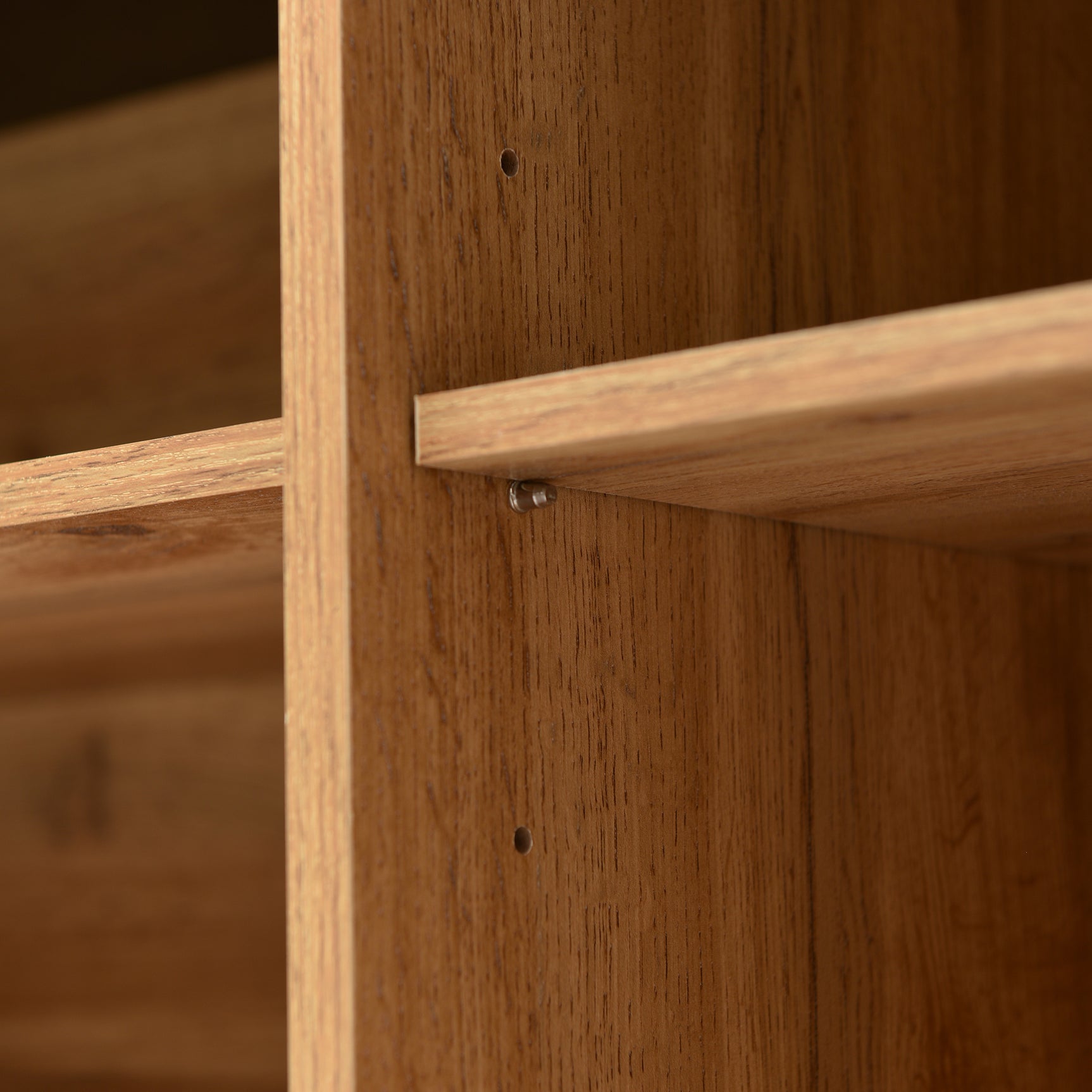 Buffet bas moderne 160 cm en bois naturel avec 3 portes, étagères réglables et pieds noirs ââ‚?160 x 35 x 76 cm