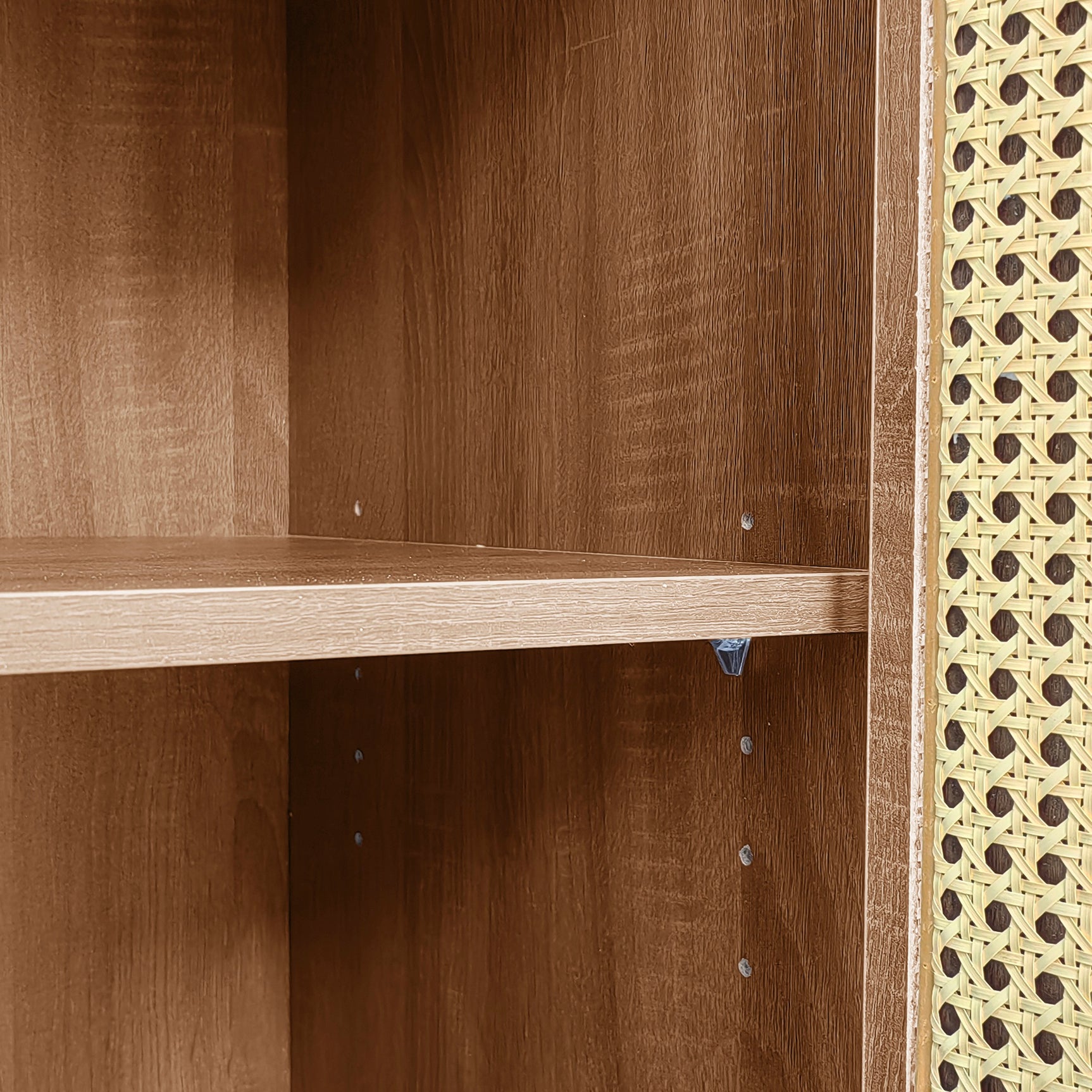 Buffet en bois style campagne avec portes en cannage, étagères réglables et tiroirs 130 × 75,5 × 40 cm