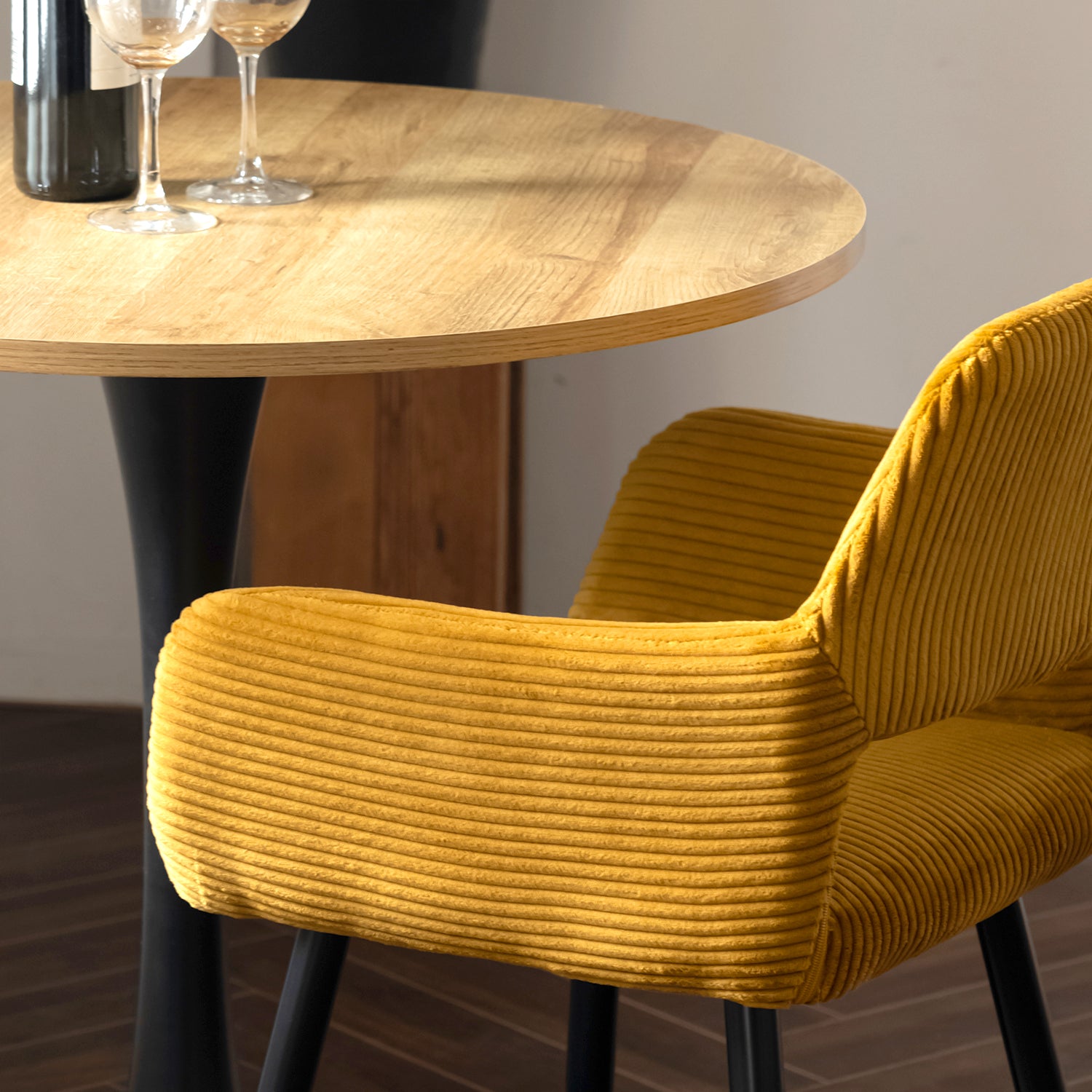 Round Table Table Table Table Timber Ø80 cm with 4 black velvet chairs, modern and comfortable style