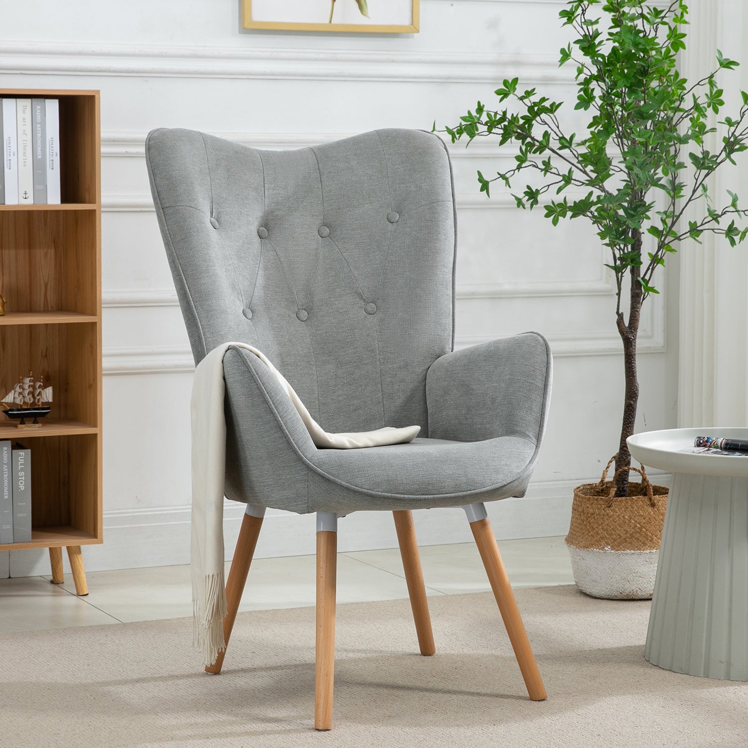 Fauteuil scandinave avec accoudoirs en tissu gris capitonné - KAS