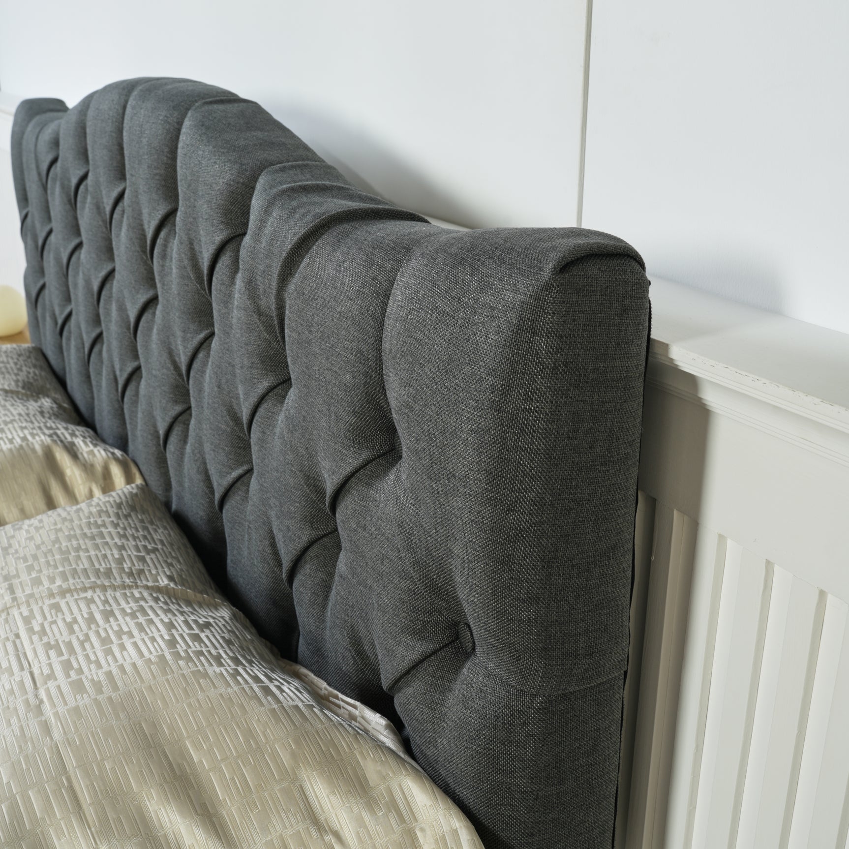 Lit double (160 x 200cm) avec tête de lit capitonnée en tissu gris (matelas non inclus) - LEON