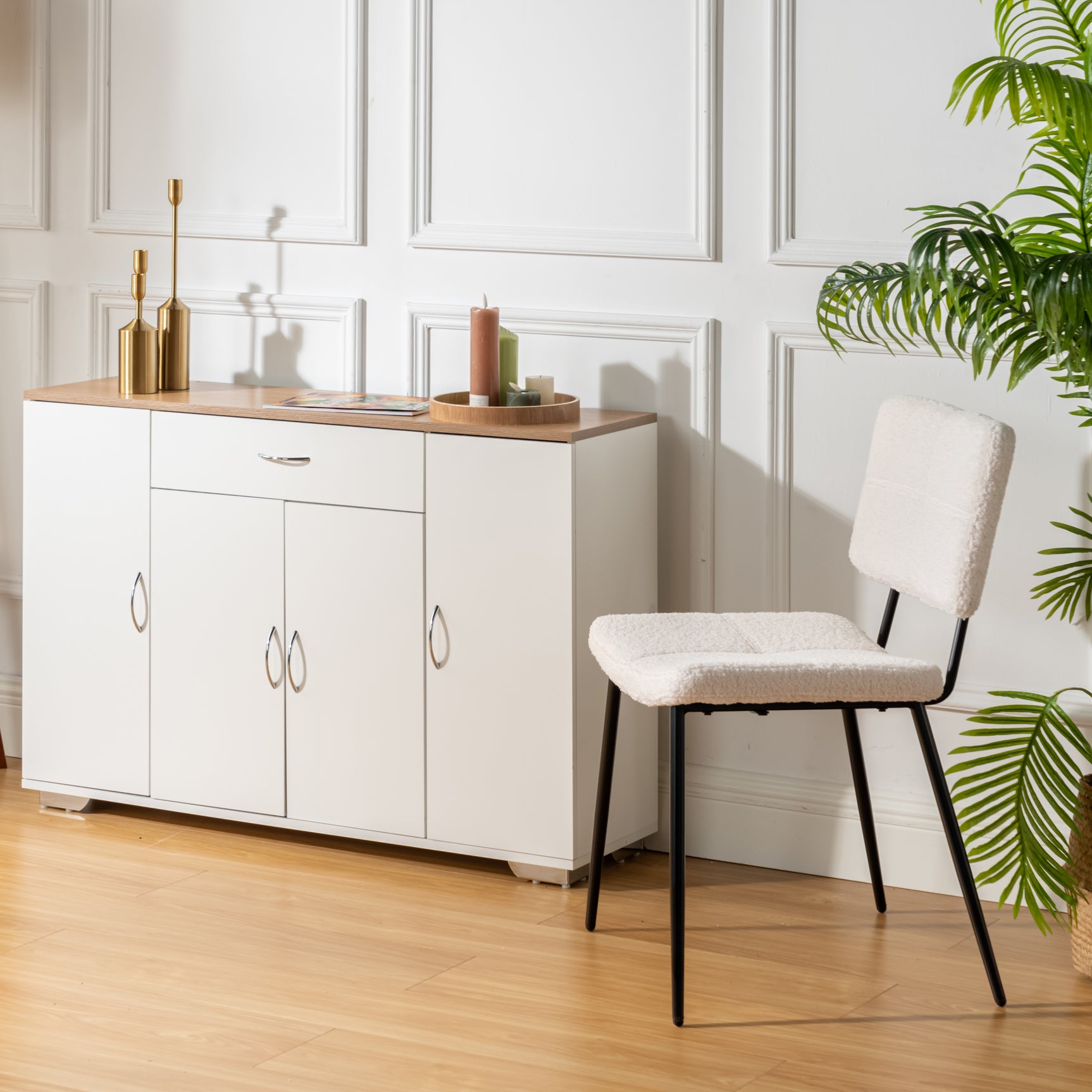 Set mit 4 skandinavischen Esszimmerstühlen aus beigem Schaffellstoff – POMONA