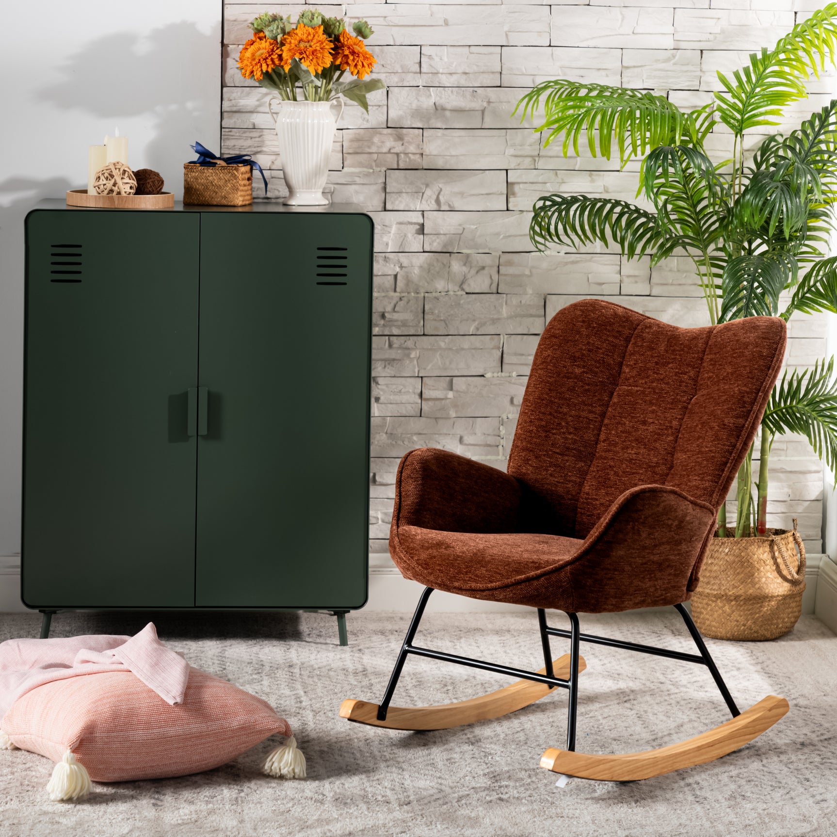 Fauteuil à bascule allaitement scandinave avec accoudoirs en chenille rouge brique à surpiqûres - KANAS