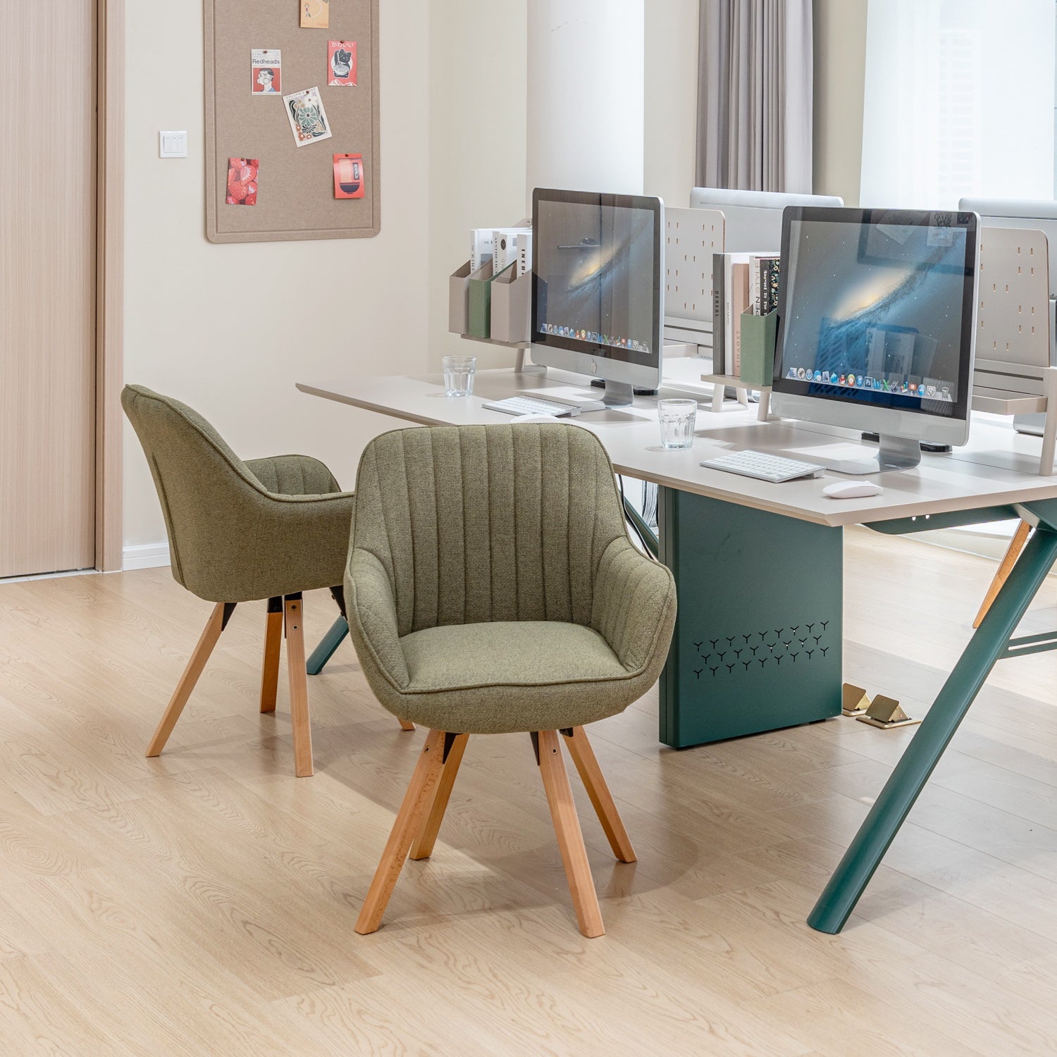 Set aus 2 bequemen Esszimmerstühlen aus grünem Stoff, 360° drehbar – CARSON FABRIC GREEN 2STK