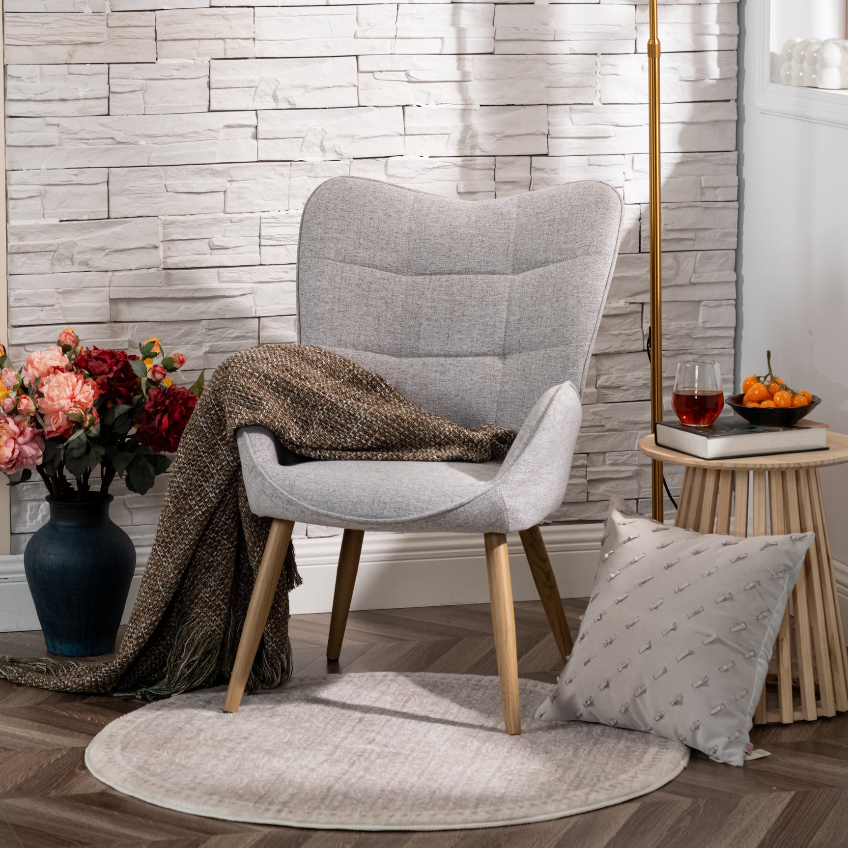 Fauteuil scandinave avec accoudoirs en tissu gris à surpiqûres - KANAS