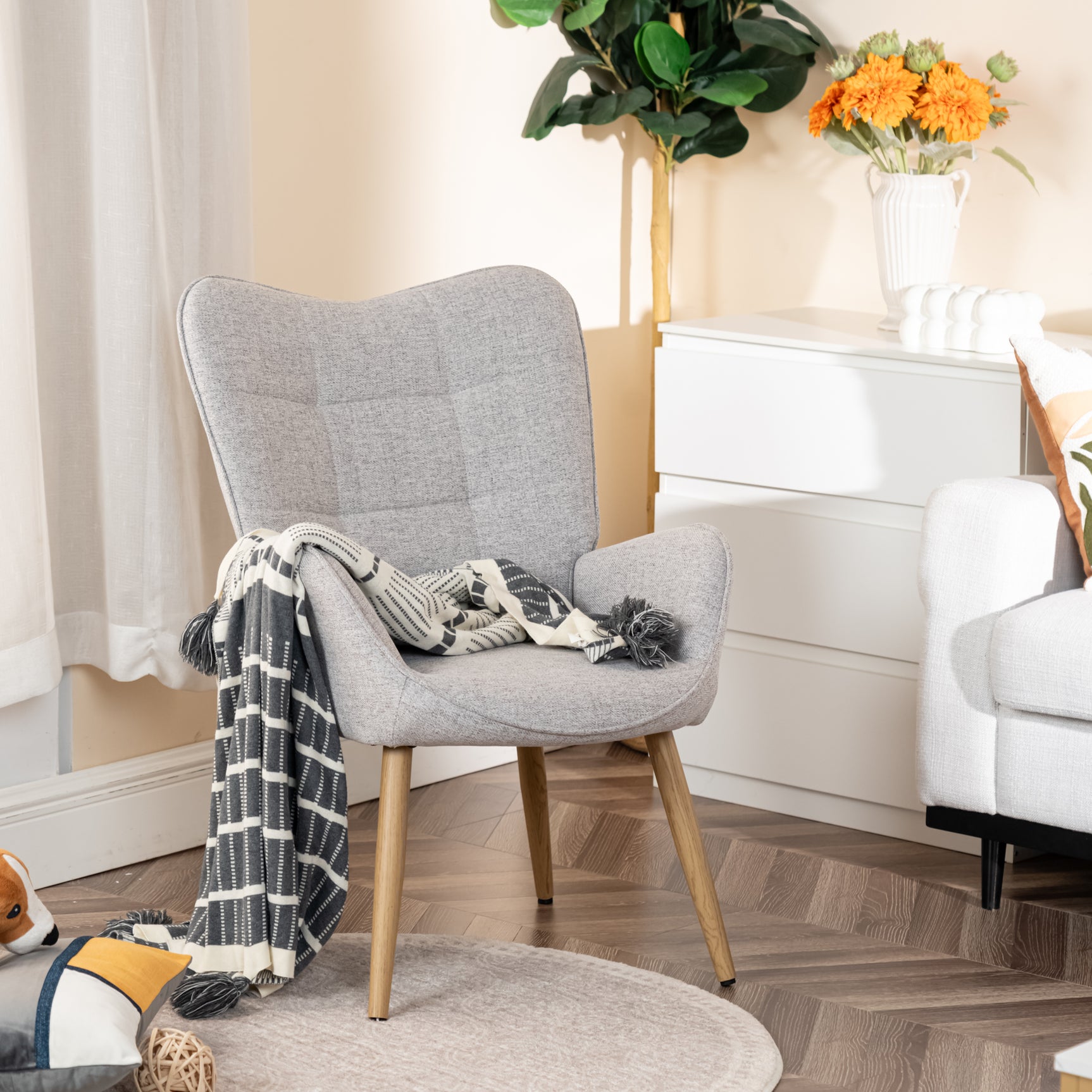 Fauteuil scandinave avec accoudoirs en tissu gris à surpiqûres - KANAS