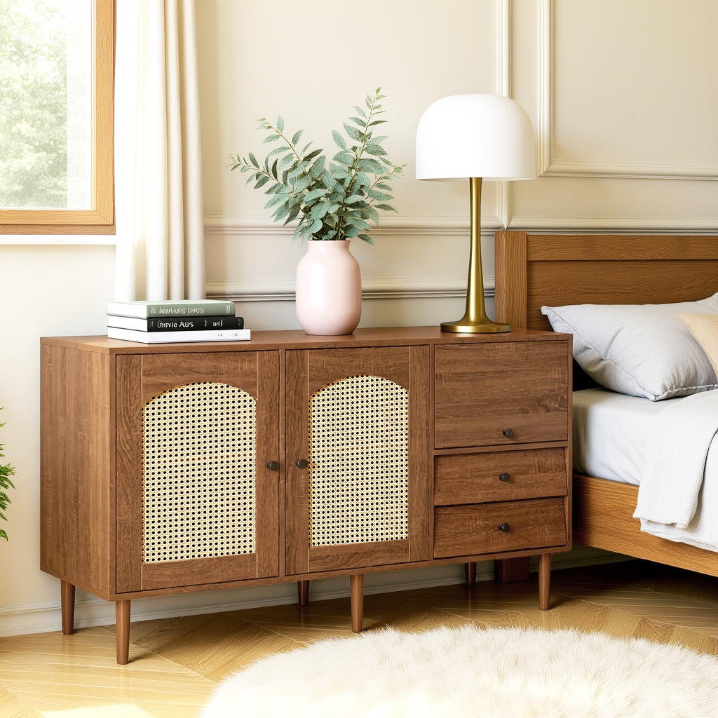 Buffet en bois style campagne avec portes en cannage, étagères réglables et tiroirs 130 × 75,5 × 40 cm