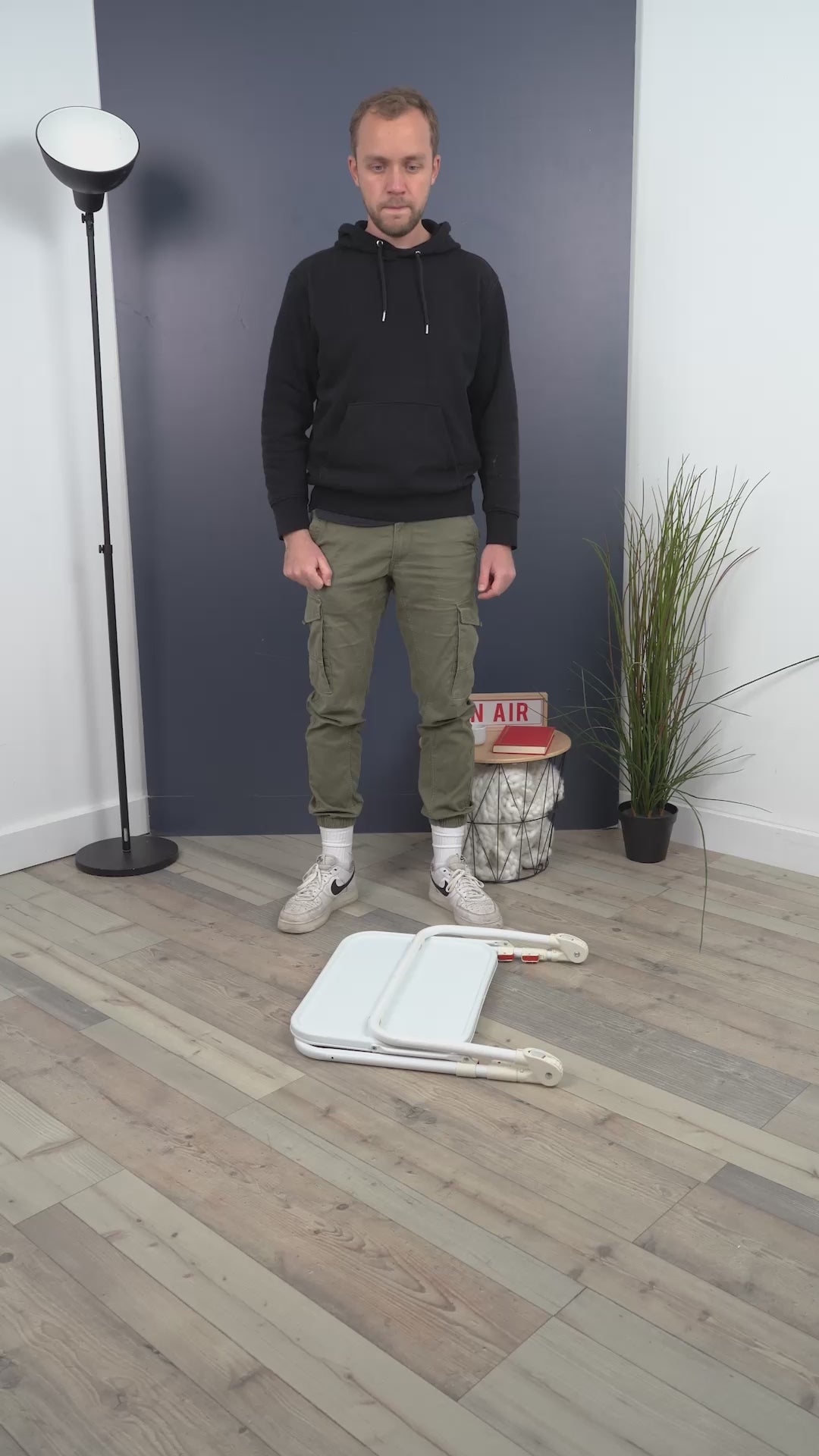 Table d’appoint pliable pour ordinateur portable, bout de canapé réglable en hauteur avec plateau inclinable et porte-gobelet beige- BASELINE
