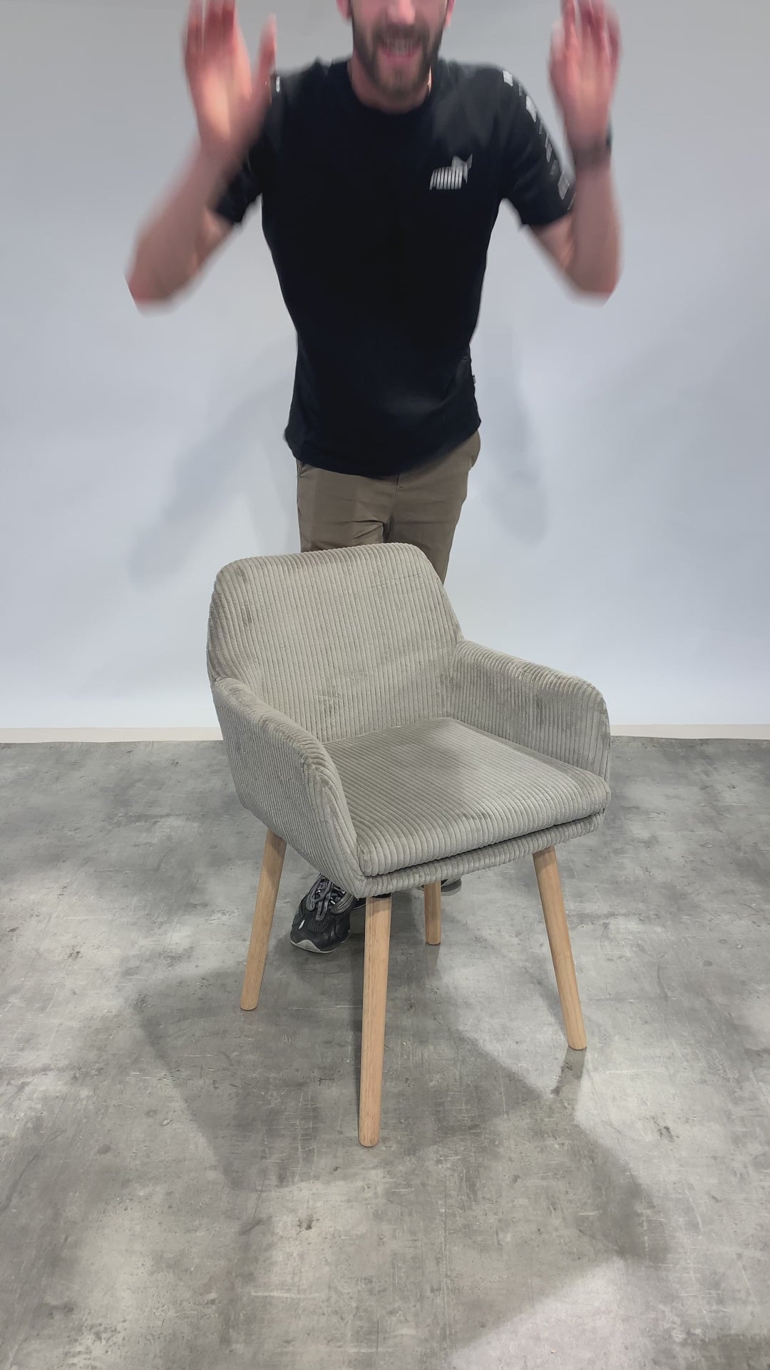 Lot de 4 chaises de salle à manger de style scandinave avec pieds en bois et accoudoirs en velours côtelé gris - ELIA