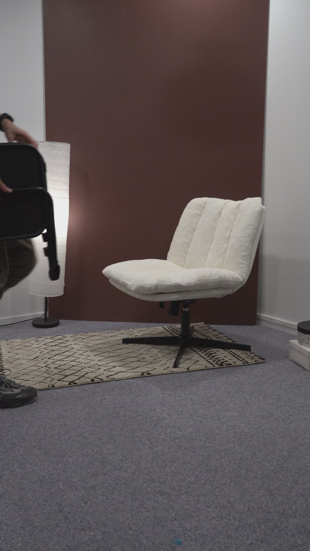 Fauteuil de relaxation réglable et pivotant avec accoudoirs et assise épaisse en chenille beige - CONFOD