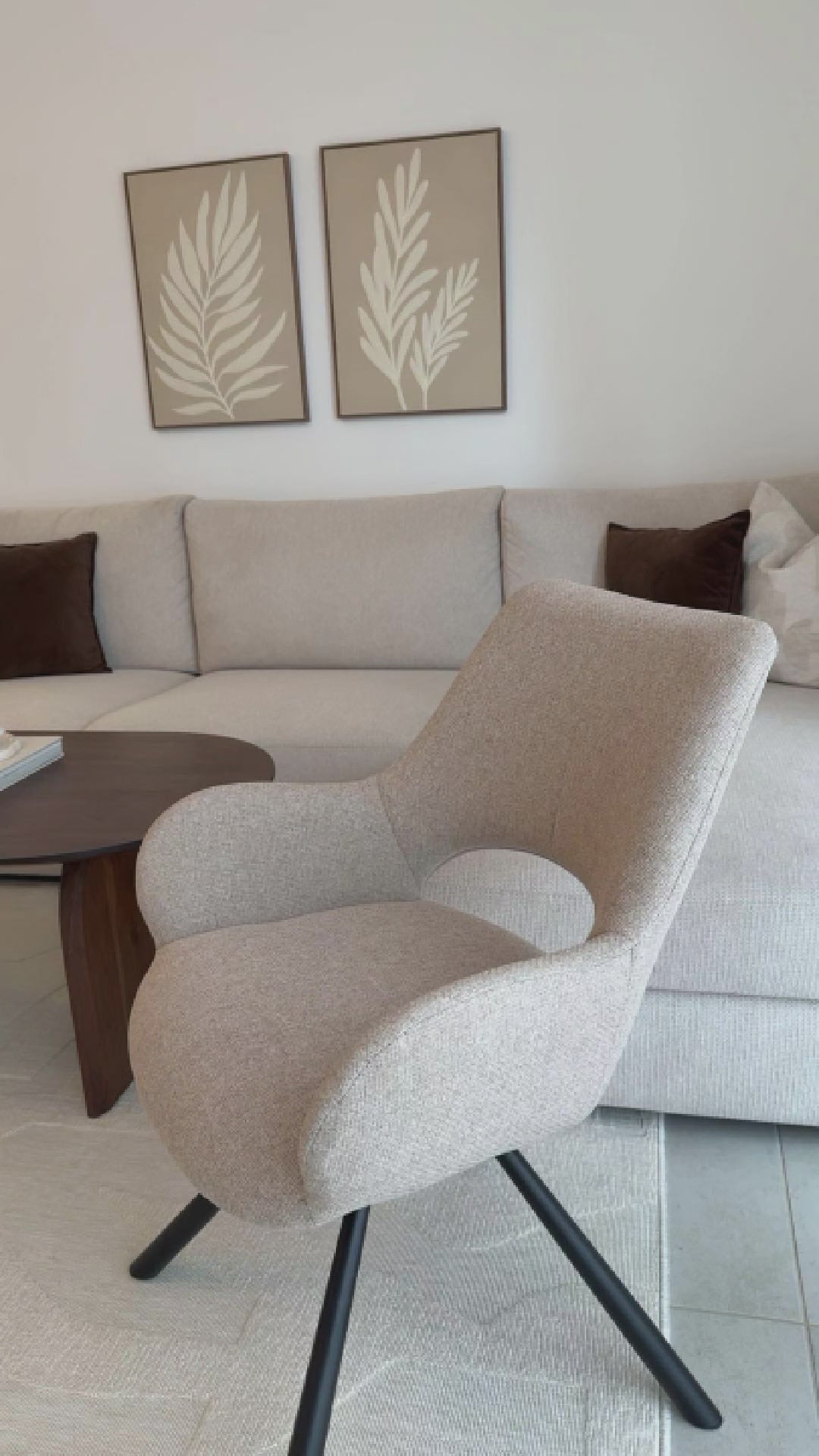 Set of 4 Scandinavian dining chairs with beige fabric armrests - Beth