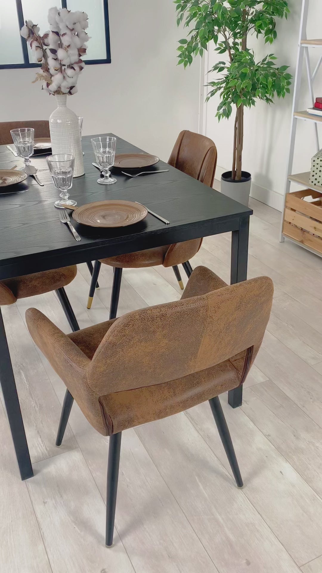 Table de salle à manger extensible industrielle pour 4 à 6 personnes en bois MDF noir - BARI